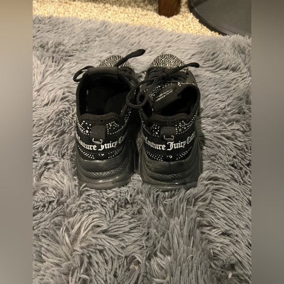 🖤JUICY COTURE SIZE 7 RHINESTONE SNEAKERS - Picture 3 of 4